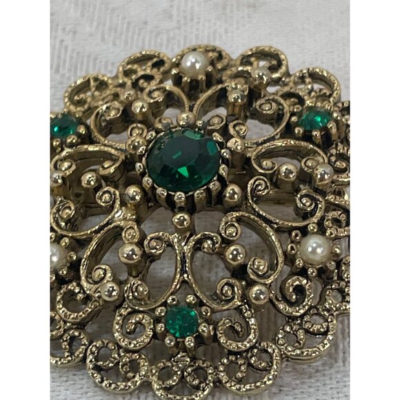 Vintage J. J. Signed Green Rhinestone Small Pearl Medallion Silver Pin 1 1/2" - Picture 3 of 4